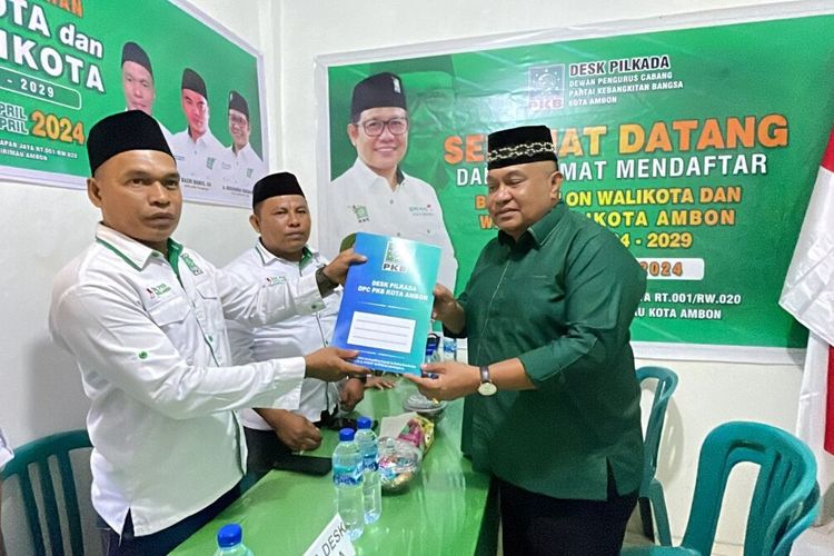 Sekretaris Kota Ambon Agus Ririmasse saat mengambil formulir pendagtaran sebagai bakal calon Wali Kota Ambon di kantor DPC PKB Kota Ambon, Senin (22/4/2024)