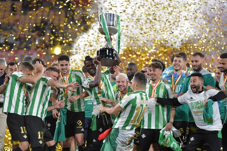 Para pemain Real Betis melakukan selebrasi setelah meraih gelar juara Copa del Rey usai mengalahkan Valencia via adu penalti pada final Copa del Rey di Stadion La Cartuja, Minggu (24/4/2022) dini hari WIB. 