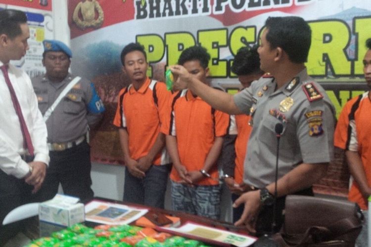 Kapolres Nunukan AKBP Jepri Yuniardi memperlihatkan barang bukti sabu yang dikemas dalam kemasan biskuit dari Malaysia. Selain mengamankan sabu hampir 5 kilogram, kepolisian juga mengamankan 4 pelaku jaringan kurir sabu dari Malaysia.