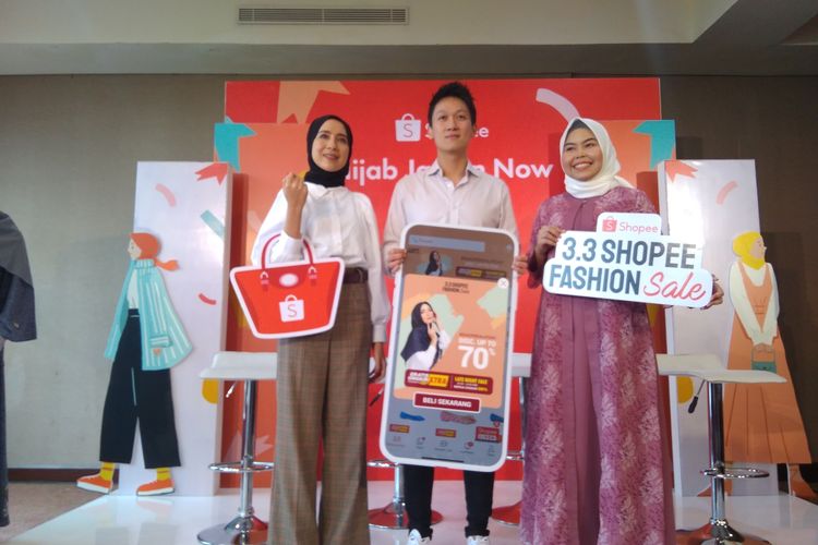 Kepala Manajemen Brand Shopee Indonesia Daniel Minardi  bersama dengan   Vice President Brand Elzatta & Dauky Tika Latifani di Jakarta, Kamis (27/2/2020). 