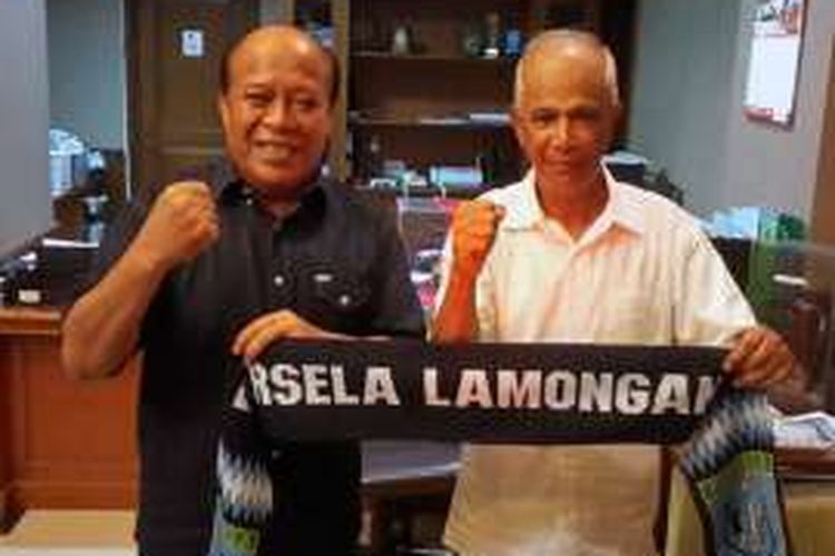 Pelatih baru Persela Lamongan Sutan Harhara (kanan), saat foto bareng Bupati Lamongan Fadeli, Minggu (5/6/2016).