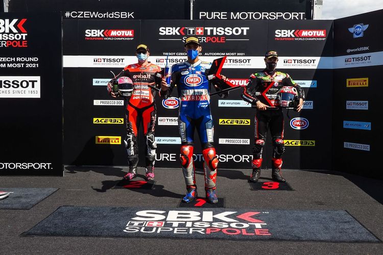 Toprak Razgatlioglu (Yamaha) mengungguli Jonathan Rea (Kawasaki) dan Scott Redding (Ducati) pada balapan Superpole di Autodrom Most, Republik Ceko, pada Kejuaraan DUnia WSBK 2021.