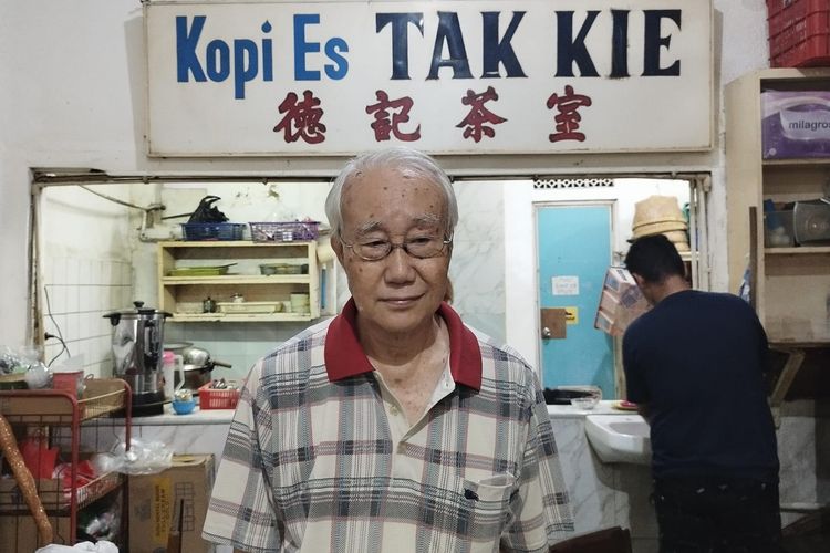 Pemilik Kedai Es Kopi Tak Kie, Ayauw (74), saat diwawancarai Kompas com, Kamis (5/10/2023). (KOMPAS.com/XENA OLIVIA)