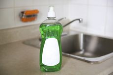 Simpan Hidrogen Peroksida di Samping Sabun Cuci Piring, Ini Manfaatnya