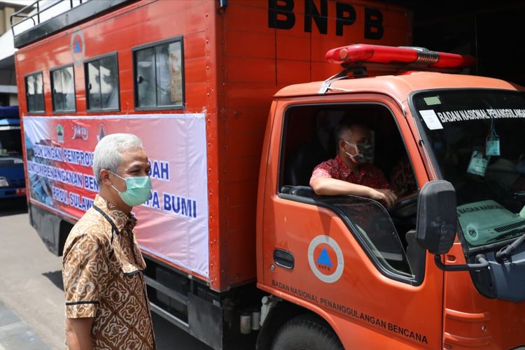 Gubernur Jateng Ganjar Pranowo saat menghadiri pelepasan 15 relawan untuk bantu penanganan bencana gempa bumi Sulbar di halaman Kantor Gubernur Jateng, Rabu (20/1/2021).