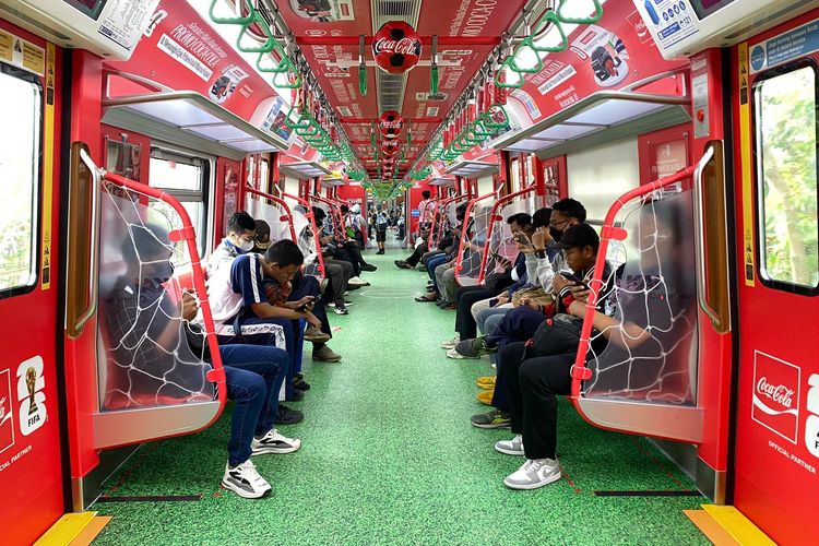Gerbong KRL Disulap Jadi Lapangan Bola, Ada Gawang dan Kotak Pinalti