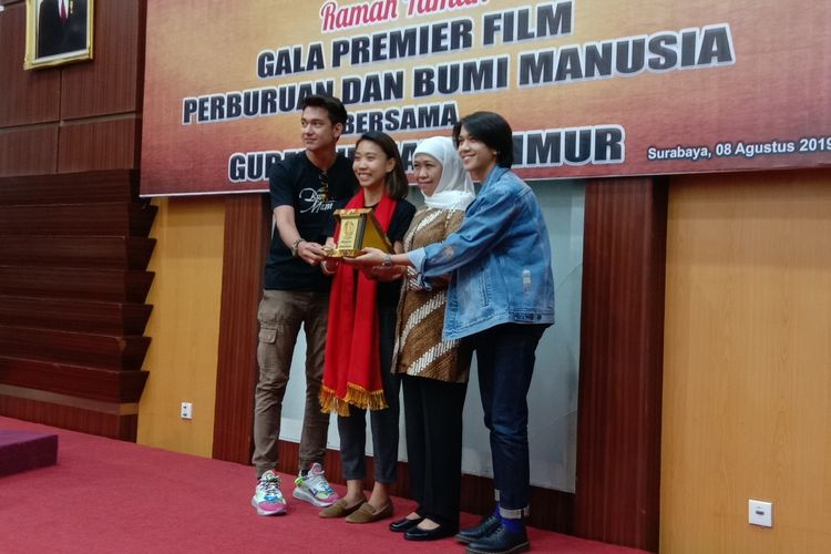 Gubernur Jawa Timur Khofifah Indar Parawansa menerima para pemain Bumi Manusia dan Perburuan si Gedung Gegara Grahadi, Surabaya, Jawa Timur, Kamis (8/8/2019).