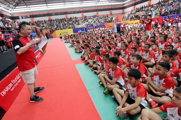 Anggota tim pencari bakat PB Djarum, Lius Pongoh, memberikan keterangan tata tertib
Sebanyak 904 Atlet Muda Tanding di Purwokerto, 206 Lolos Tahap Screening kepada ratusan peserta Audisi Umum Beasiswa Bulutangkis di GOR Satria, Purwokerto, Jawa Tengah, Minggu (8/9/2019) pagi