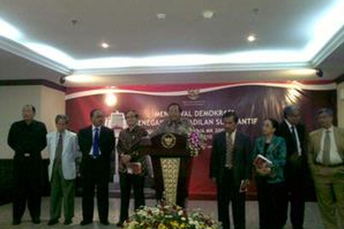 Ketua MK, Mahfud MD mengemukakan pendapatnya tentang UU ITE dalam acara Refleksi Kinerja MK 2009 dan Proyeksi 2010. Selasa (29/12/2009)