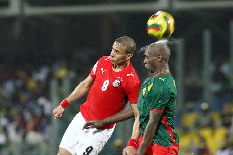 Pemain timnas Mesir Abdalla Mohamed Zidan (kiri), berduel memperebutkan bola dengan pemain Kamerun Tchato Bill (kanan) pada partai final Piala Afrika 2008. Mesir menang 1-0 atas Kamerun.