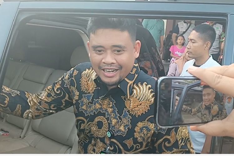 Walikota Medan, Bobby Nasution tersenyum saat ditanya soal andil Presiden Joko Widodo dalam memuluskan langkahnya didukung partai politik di Pilkada Sumut di Kampus UINSU, Jalan Sutomo Kota Medan, Kamis (20/6/2024) 