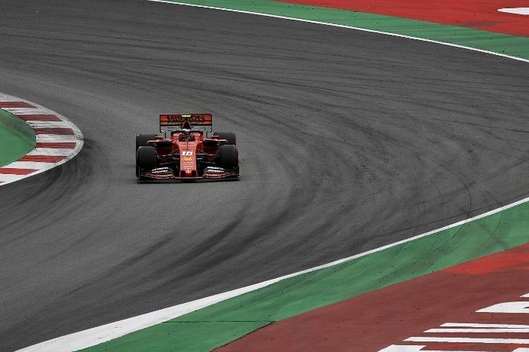 Pebalap Ferrari, Sebastial Vettel, memacu mobilnya pada pada sesi kualifikasi GP Spanyol di Sirkuit Catalunya, 11 Mei 2019. 