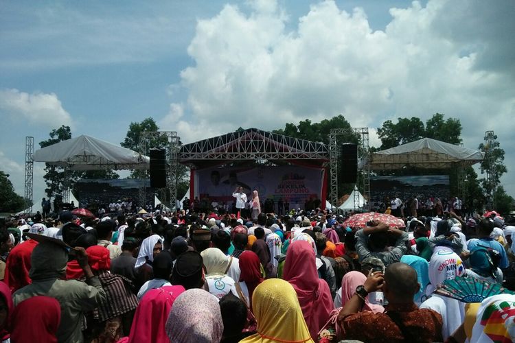 Calon presiden nomor urut 01 Joko Widodo menghadiri kampanye di Lapangan Karang Endah, Lampung Tengah, Jumat (8/3/2019). Tampak Sariani, salah satu pengunjung, naik ke atas panggung dan meminta Jokowi menggunakan bahasa Lampung. 