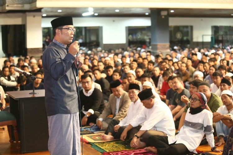 Wali Kota Bandung Ridwan Kamil saar menjadi pembicara dala kegiatan muhasabah akhir tahun di Masjid Al-Ukhwah, Jalan Wastukancana, Minggu (31/12/2017).