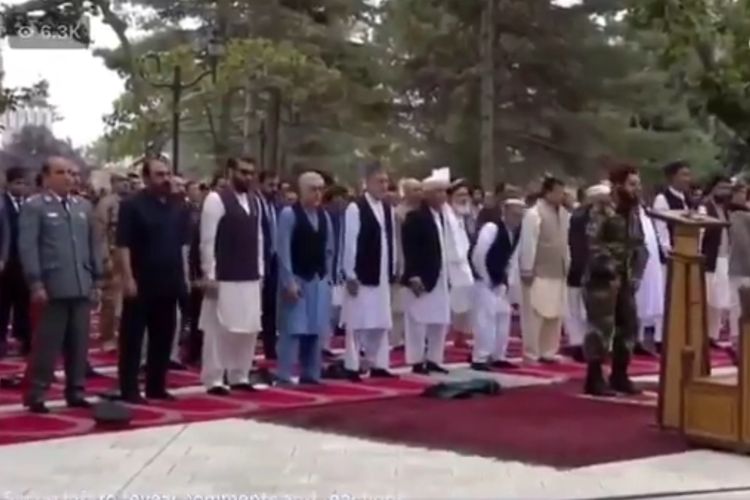 Tangkapan layar detik-detik sebelum roket mendarat dan meledak di dekat Istana Presiden Afghanistan, Selasa (20/7/2021). Ledakan tersebut bertepatan dengan pelaksanaan shalat Idul Adha yang diikuti oleh Presiden Afghanistan Ashraf Ghani dan beberapa pejabat lain.