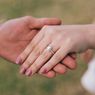 Perbedaan Cincin Tunangan dan Cincin Kawin