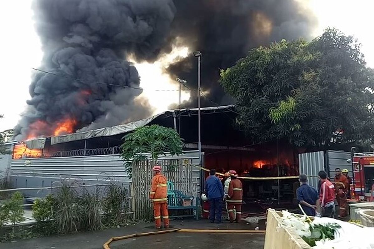 Kebakaran terjadi di Jalan Parakan, Cinangka, Sawangan, Depok, pada Senin (02/8/2021).
