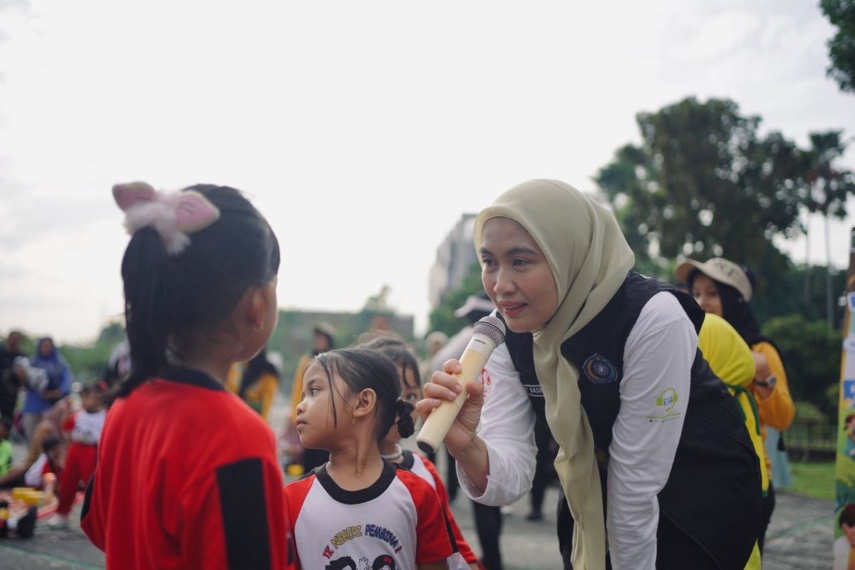 Ketua TP-PKK Provinsi Riau Henny Sasmita Wahid dalam acara Pekan Gembira Anak Riau 2025 di halaman Kantor Gubernur Riau, Selasa (3/8/2025). 