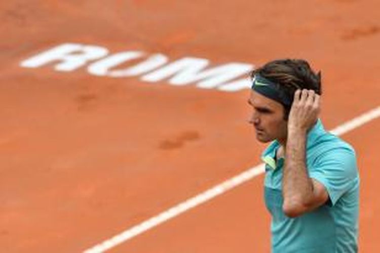Petenis Swiss, Roger Federer, bereaksi saat menghadapi petenis Ceko, Tomas Berdych, pada babak perempat final Italia Terbuak di Roma, Jumat (15/5/2015). Federer menang 6-3, 6-3.