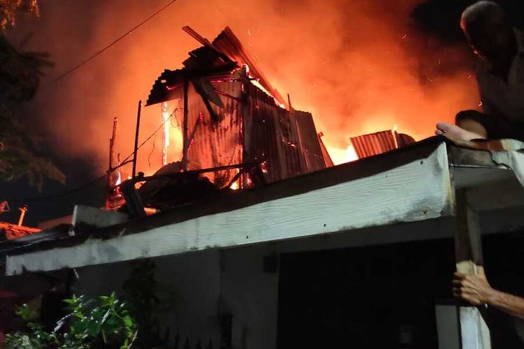 Seorang nenek bernama Yayuk beserta cucunya di Surabaya, Jawa Timur, nyaris terbakar usai rumahnya di Jalan Panjang Jiwo 3 No. 17, Kecamatan Tenggilis Mejoyo dilalap api pada Sabtu (1/4/2023) malam.