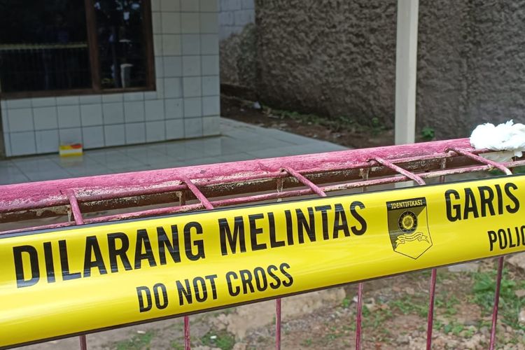 Lokasi penemuan 5 orang yang ditemukan tergeletak lemas dengan kondisi mulut berbusa di wilayah Ciketing Udik, Bantar Gebang, Kota Bekasi, Kamis (12/1/2023). Mereka sengaja diracuni dalam pembunuhan berantai.