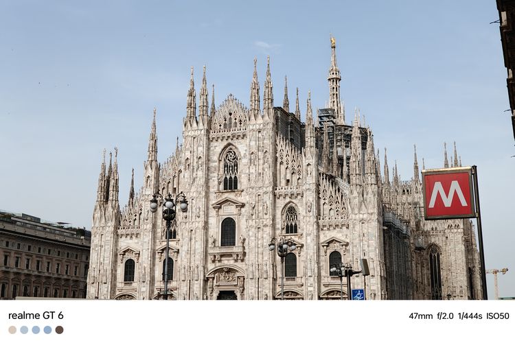 Gereja Katedral atau disebut Duomo di Milan, Italia, dipotret dengan kamera utama Realme GT 6