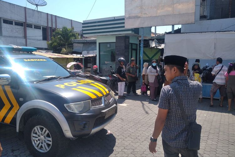 Polisi membubarkan praktik pengobatan pria yang mengaku suami Ida Dayak di Situbondo, Jawa Timur.