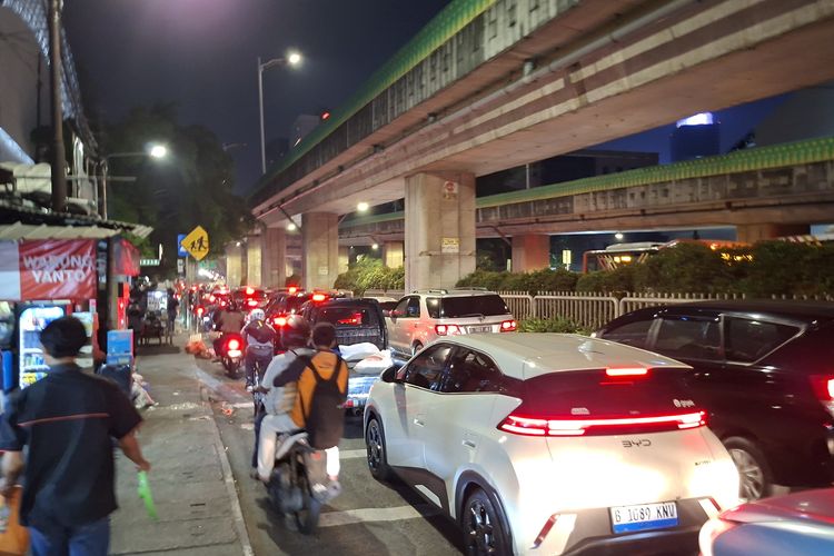 Imbas JPO Tendean Dibongkar, Warga Pilih Jalan Kaki hingga 2,5 Km ke Halte