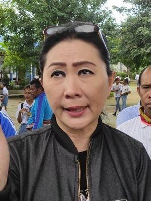 Julie Sutrisno Laiskodat, istri Gubernur Nusa Tenggara Timur (NTT) Viktor Bungtilu Laiskodat, saat mendatangi Sekolah Menengah Atas (SMA) Negeri 6 Kota Kupang, NTT, yang menerapkan kebijakan masuk sekolah pukul 05.30 Wita, Jumat (10/3/2023) 