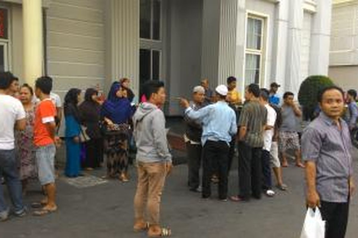 Keluarga korban menyambangi Jakarta Medical Center (JMC) untuk menunggu jenazah Lilis dan Aldo, korban tewas kecelakaan di Jalan Buncit Raya, Jakarta Selatan, Rabu (16/9/2015).