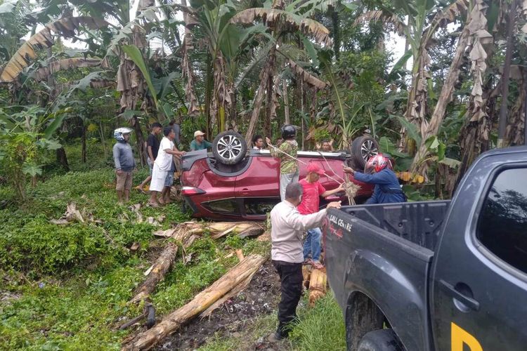 Aparat Polsek Salahutu sedang berusaha mengevakuasi sebuah mobil Daihatsu Terios yang terbalik di Jalan Raya Tulehu, Kecamatan Salahutu, Kabupaten Maluku Tengah, Selasa (28/9/2021).