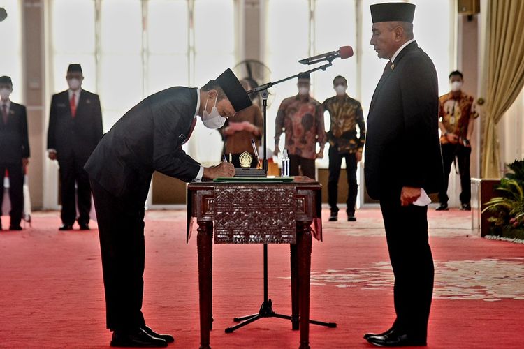 Gubernur Sumut Edy Rahmayadi melantik Arief Sudarto Trinugroho sebagai Sekretaris Daerah Provinsi Sumut di Aula Tengku Rizal Nurdin, Jumat (19/8/2022)