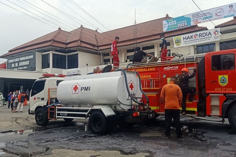 Mobil pemadam kebakaran dan tangki suplai air milik BPBD Kabupaten Pemalang sedang melakukan pemadaman kebakaran di ruang farmasi dan rawat jalan RSUD M.Asharj
