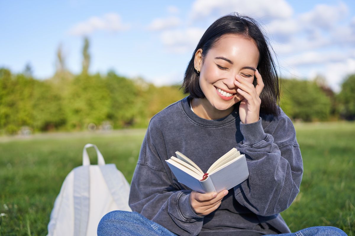 Ilustrasi seorang wanita bersenang-senang dengan membaca buku.