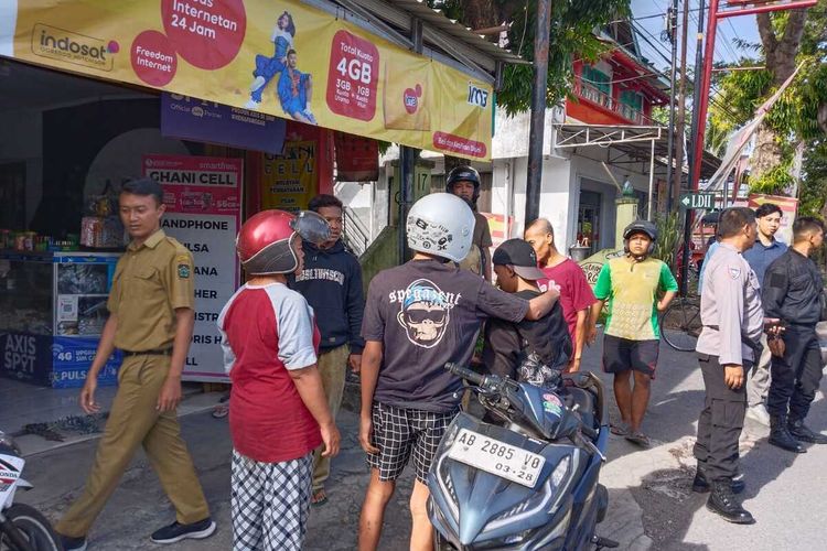 Seorang pelajar 16 tahun korban penganiayaan dua pemuda di depan konter Ghani Cell, Padukuhan Karangtengah Lor Kalurahan Margosari, Kapanewon Pengasih, Kabupaten Kulon Progo, Daerah Istimewa Yogyakarta.