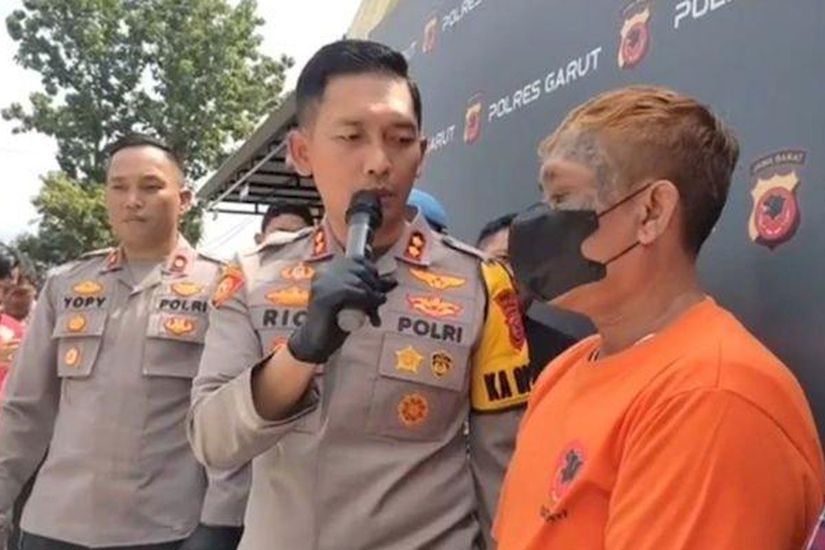 Dadang Buaya saat dihadirkan dalam gelar perkara di Mapolres Garut, Jabar, Kamis (27/4/2023). 

