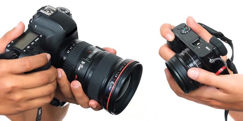 Ilustrasi kamera DSLR full-frame tradisional dengan lensa zoom wide angle (kiri) dan kamera mirrorless APS-C dengan lensa prime wide angle