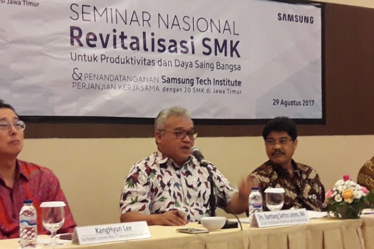 KangHyun Lee, Vice President Corporate Affairs, PT Samsung Electronics Indonesia, Drs. Bambang Sartrio Lelono, Dirjen Pembinaan Pelatihan dan Produktivitas (Binalattas), Dr. Saiful Rachman, Kepala Dinas Pendidikan Provinsi Jawa Timur, serta Bagus Gunawan, Kepala Sekolah SMKN 2 Malang, pada Seminar Nasional Revitalisasi SMK untuk Produktivitas dan Daya Saing Bangsa di Jawa Timur, Selasa (29/8/2017).