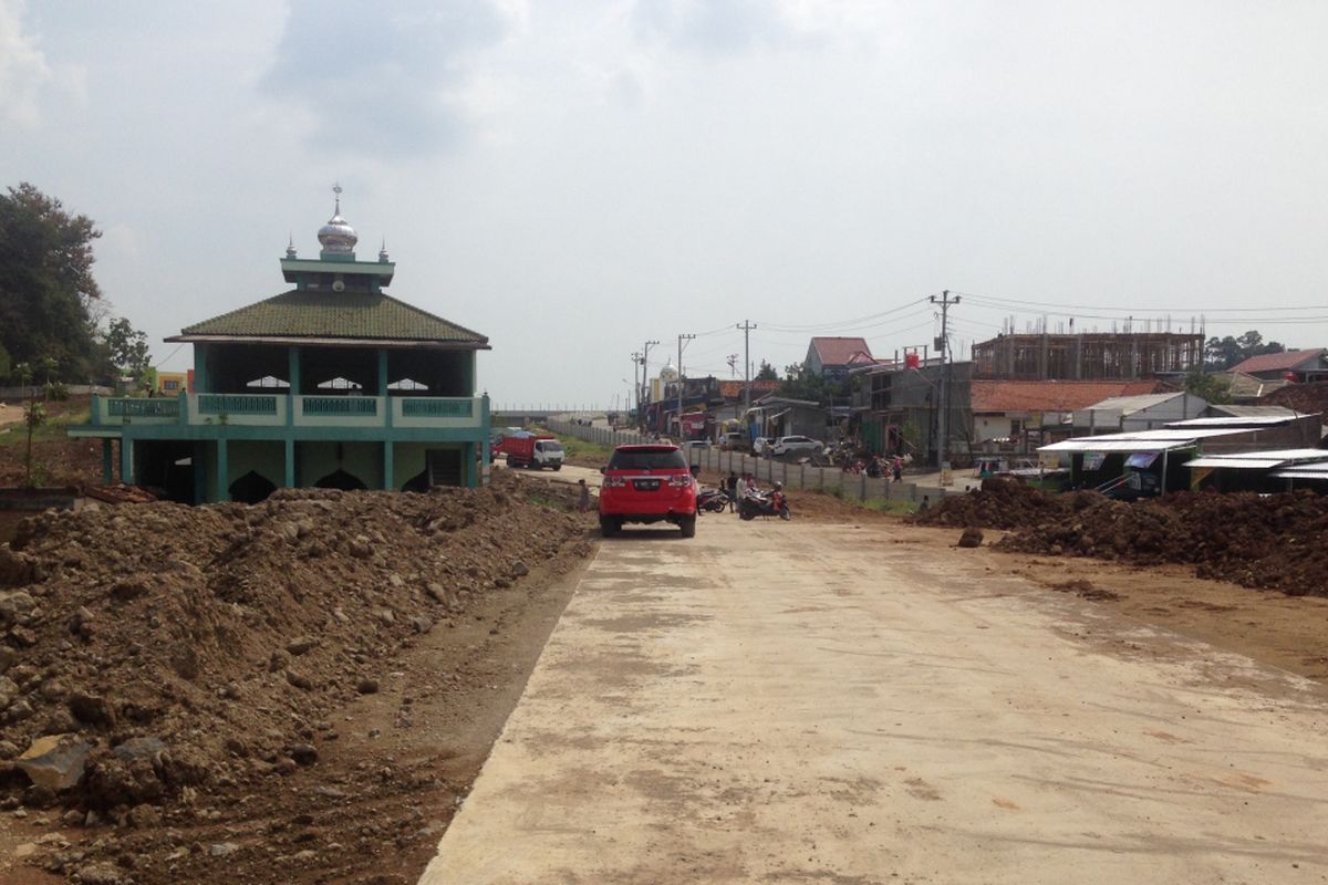 Masjid Jami Baitul Mustaghfirin masih berdiri kokoh di tengah jalan Tol Semarang-Batang seksi V Kaliwungu-Krapyak, Jumat (18/5/2018)