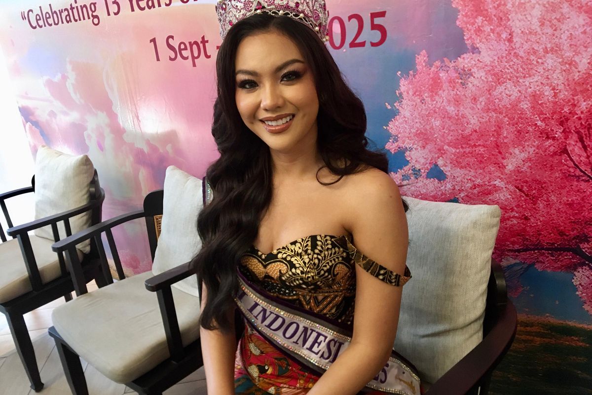 Puteri Indonesia 2025, Firsta Yufi Amarta Putri, saat menghadiri perayaan ke-13 tahun Lippo Mall Kemang, Jakarta, Jumat (26/9/2025).