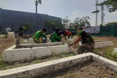 Kala Siswa Beserta Anggota TNI Bersihkan Taman Makam Pahlawan