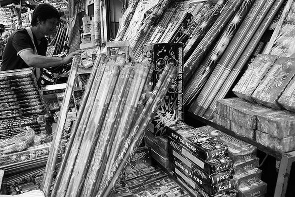 Penjual kembang api menata dagangannya di Jalan Zainul Arifin, Medan, Kamis (30/12). Menjelang perayaan Tahun Baru, omzet penjualan kembang api mencapai sekitar Rp 5 juta per hari setiap penjual.