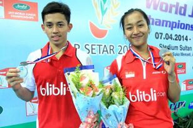 Ganda campuran yunior Indonesia Muhammad Rian Ardianto/Rosyita Eka Putri Sari memamerkan medali perak yang diraih di BWF World Junior Championships. Pada partai final, Rian/Rosyita kalah 12-21, 17-21 dari ganda Tiongkok, Huang Kaixiang/Chen Qingchen (Tiongkok), Jumat (18/4/2014).