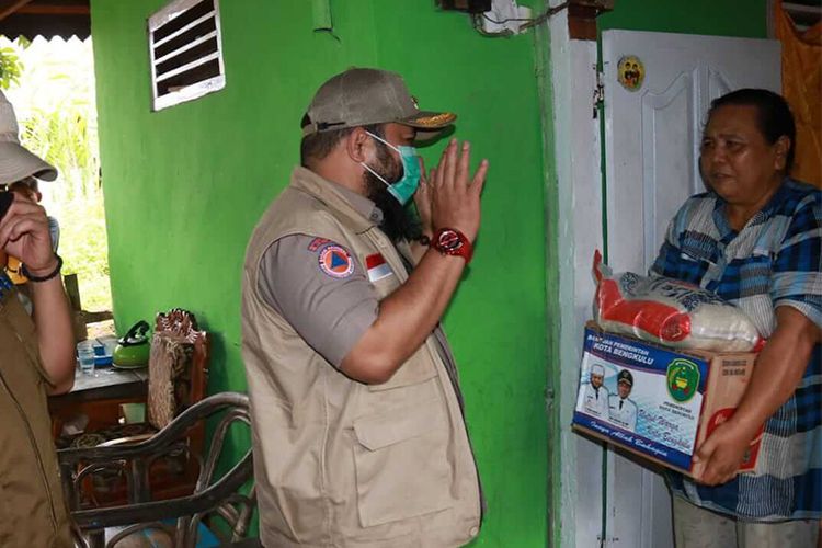Wali Kota Bengkulu Helmi Hasan menyambangi rumah-rumah warga untuk menyerahkan paket sembako.