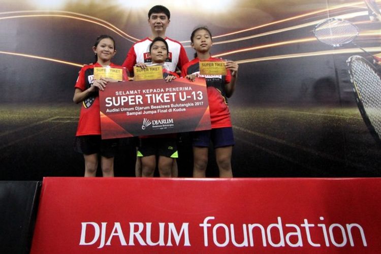 Para pemenang udisi Umum Djarum Beasiswa Bulutangkis 2017 di Kota Manado