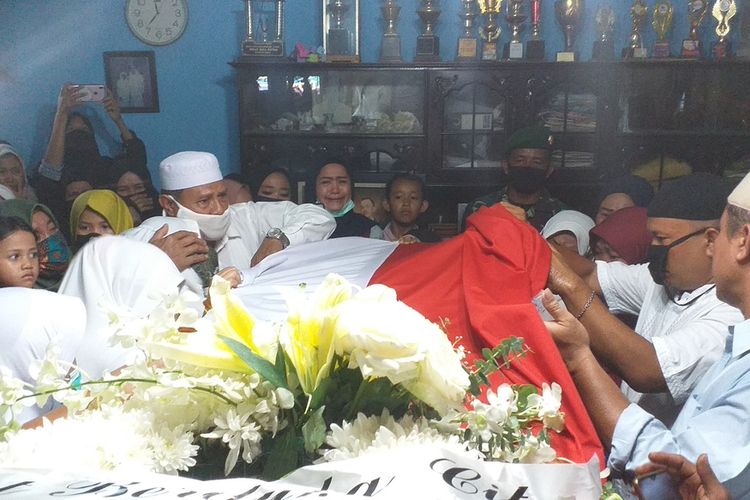 Keluarga memeluk peti jenazah Pelda Anumerta Rama Wahyudi saat berada di rumah duka di Jalan Garuda Sakti, Desa Karya Indah, Kecamatan Tapung, Kabupaten Kampar, Riau, Jumat (3/7/2020).