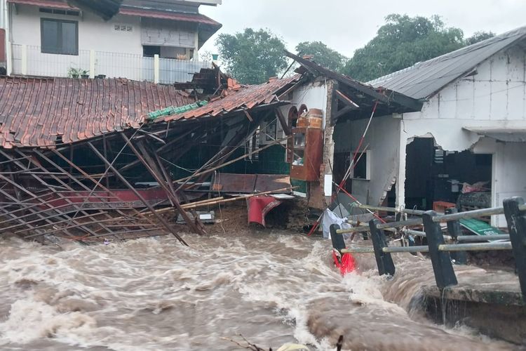 Awalnya Nonton Bangunan Rusak, Warga Malah Dikejutkan Jembatan di Bogor Roboh