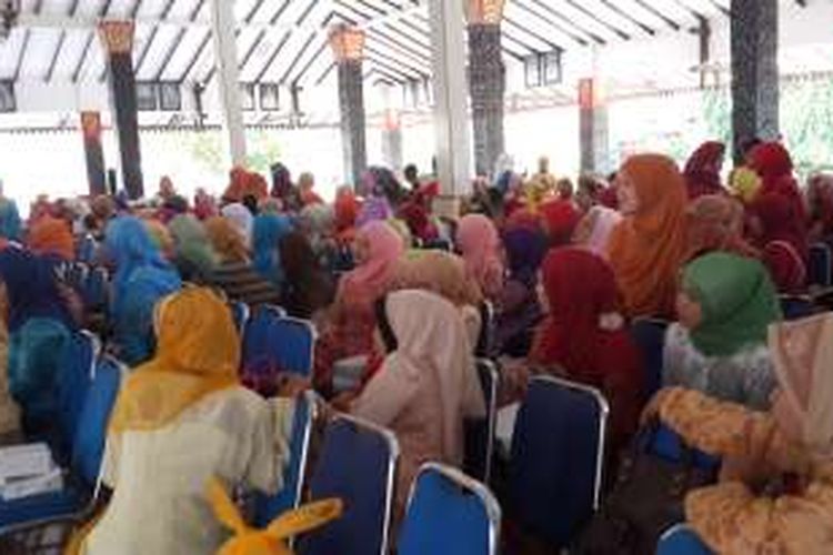 Ratusan guru Pendidikan Anak Usia Dini (PAUD) dalam acara Menyongsong Himpaudi Profesional dan Mandiri dalam Gerakan Nasional PAUD Berkualitas di Pendopo Kabupaten Pasuruan, Jawa Timur, Senin (16/5/2016)