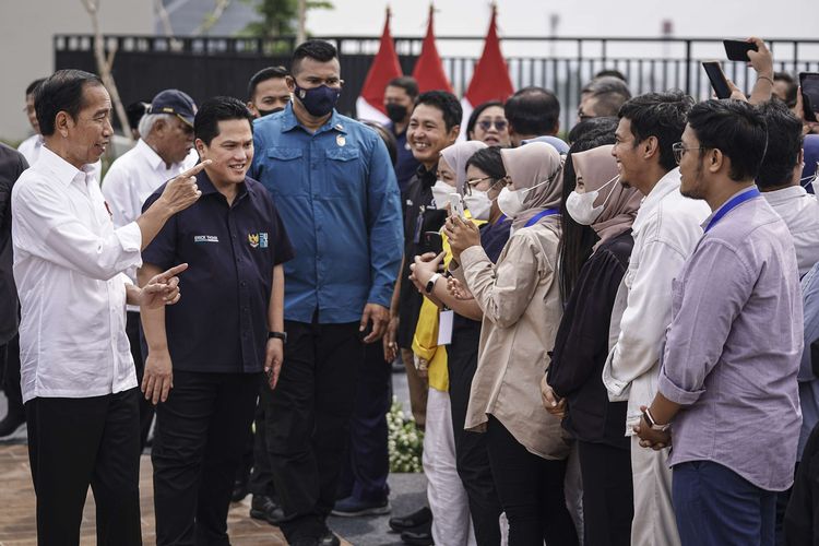 Presiden Joko Widodo (kiri) didampingi Menteri BUMN Erick Thohir (kedua kiri) menyapa warga yang menghadiri peresmian Hunian Milenial Untuk Indonesia di Samesta Mahata Margonda, Depok, Jawa Barat, Kamis (13/4/2023). Presiden mengapresiasi keberadaan hunian tersebut yang mengusung konsep Transit Oriented Development (TOD) atau kawasan yang terintegrasi dengan simpul transportasi umum serta mendorong agar tidak hanya dibangun di Jakarta dan sekitarnya tetapi juga di wilayah-wilayah lain yang mengalami tingkat kemacetan yang tinggi.