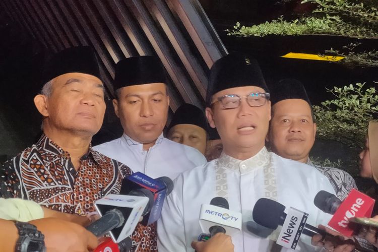 Menko PMK Muhadjir Effendy dan Ketua DPP PDI-P Ahmad Basarah di Masjid At-Taufiq Lenteng Agung, usai acara Haul ke-53 wafatnya Bung Karno, Rabu (21/6/2023).